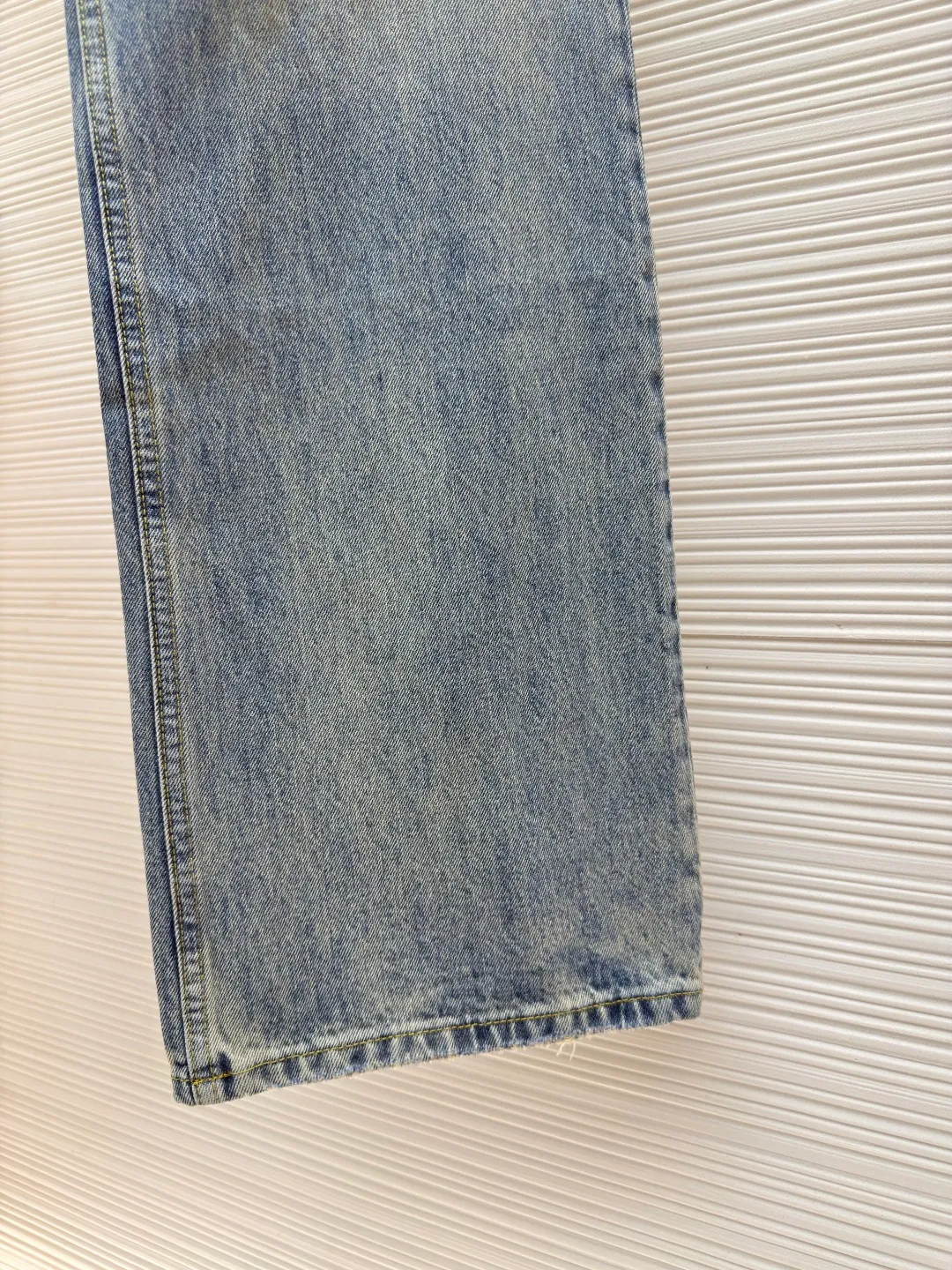 Acne Studios splash-ink straight-leg jeans ●Authentic product: purchased and developed by 3861 ●Item number: 1680381-A75 ●Material: denim fabric ●Technology: splash-ink production ●Version: Loose fit ●Weight: about 755 grams ●Size: 30-31-32-33 ●Description: Mid-waist wide-leg design, full-length trousers, presenting a relaxed and casual style. It is made of raw denim fabric blended with 60% cotton and 40% lyocell. It has been washed in light blue to show natural coloring and unique painted mark details. The five-pocket structure and button placket make the overall design both practical and fashionable. The organic cotton component in the fabric ensures comfort and environmental protection, while the use of cowhide patches adds a touch of sophistication. This pair of jeans not only pursues innovation in design, but also embodies the brand's high quality standards in terms of materials and craftsmanship. The overall wiring is straight and delicate, the fabric is comfortable and soft, and the color is consistent without color difference. It can be matched with the same style to create a fashionable look and control various occasions. Customized accessories, complete with three standards, same style for men and women!
